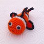 Pesciolino Nemo amigurumi arancione bianco e nero, con pinna atrofica, fatto a mano all'uncinetto 