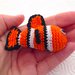 Pesciolino Nemo amigurumi arancione bianco e nero, con pinna atrofica, fatto a mano all'uncinetto 