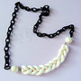 Elegante collana con treccia bianco perlato e catena in seta nera - handmade necklace -