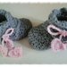 Stivaletti realizzati ad uncinetto  per bambina in  lana rosa e grigia - modello Diadema  -