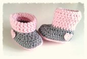 Stivaletti  per bambina  realizzate ad uncinetto in lana anallergica colore rosa e grigio -modello Berenice-
