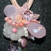 Collana rosa con pendente di perle , pietre e cristalli rosa
