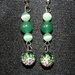 Orecchini con perle verdi e perline pavè sfumate sul verde