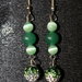 Orecchini con perle verdi e perline pavè sfumate sul verde