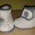 Stivaletti  da bambino realizzati ad uncinetto in  lana anallergica bianca e grigia - modello Ariete -