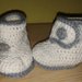 Stivaletti  da bambino realizzati ad uncinetto in  lana anallergica bianca e grigia - modello Ariete -
