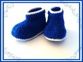 Stivaletti per bambino fatti a mano ad uncinetto, in lana blu e bianca anallergica - modello Agena -
