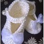 Scarpine stile ballerina ad uncinetto per bambina, in cotone panna e fiocco organza, ideale per battesimo.