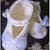 Scarpine stile ballerina ad uncinetto per bambina, in cotone panna e fiocco organza, ideale per battesimo.