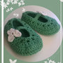 Scarpine stile ballerina ad uncinetto,per bambina, in lana anallergica o cotone nel verde con farfalla bianca -Modello fly-