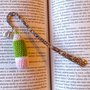 Segnalibro a gancio con matita verde amigurumi e charm a libro, fatto a mano all'uncinetto