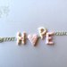 Bracciale rosa e bianco con scritta HOPE - speranza - in pasta polimerica