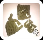 Cappellino,sciarpa e muffole (guanti) in lana realizzati ad uncinetto personalizzabili, di colore tortora -Modello Leo-