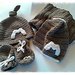 Cappellino,sciarpa e muffole (guanti) in lana realizzati ad uncinetto personalizzabili, di colore tortora -Modello Leo-