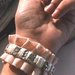 braccialetto in metallo decorato interamente a mano con piccolo nastro in seta e nastro plissè in grogrè rosa