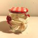 Piccolo barattolo per marmellate e composte con coperchio a quadretti bianco e rosso decorato con fiocchetti rossi lavorati all'uncinetto e nappine 