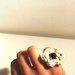 anello bigiotteria con pietra centrale quadrata scura lavorato all'uncinetto con filo di spago in cotone color corda