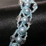 Braccialetto azzurro con perle , cristalli e perline