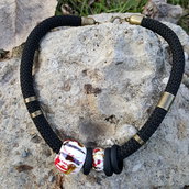 Collana girocollo creata utilizzando corda da arrampicata nera con perle di ceramica 