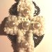 Corona di Rosario pezzo unico fatto ad uncinetto con medaglietta decorata e croce ricamata a mano con perline e perle di media dimensione
