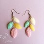 Orecchini pendenti con piume in colori pastello - Orecchini artiginali con piume - indian style earrings in pastel shades-