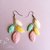 Orecchini pendenti con piume in colori pastello - Orecchini artiginali con piume - indian style earrings in pastel shades-