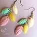 Orecchini pendenti con piume in colori pastello - Orecchini artiginali con piume - indian style earrings in pastel shades-