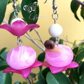 Orecchini pendenti asimmetrici rosa con lumachina, fiori, pietre e perle - handmade -
