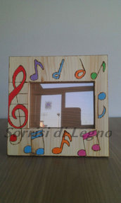 Portafoto in legno con note musicali colorate