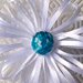 Spilla con fiore bianco in nastrino di raso e perla sfumata d'azzurro centrale, fatta a mano