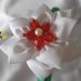 Cerchietto in raso verde con fiore bianco e perline rosse