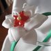 Cerchietto in raso verde con fiore bianco e perline rosse