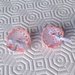 Orecchini ombrellini bianchi e rosa con fiocchetti di raso e perline, fatti a mano all'uncinetto 
