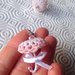 Orecchini ombrellini bianchi e rosa con fiocchetti di raso e perline, fatti a mano all'uncinetto 