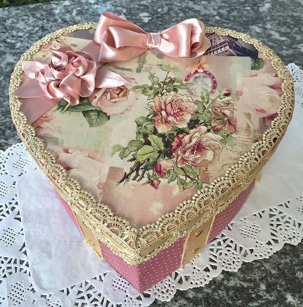 Scatola cuore di cartone rivestita in tessuto san valentino per ... Scatole di carta fatte a mano