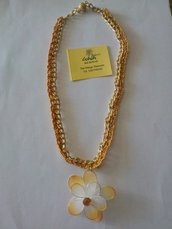 Collana con catena dorata intrecciata con cotone lavorato ad uncinetto, pendente fiore tulle arancione