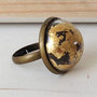 Anello con sfera di vetro e foglia oro