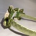 Cerchietto con foglie verdi e roselline di color panna fatto a mano