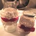 Coppia di barattolini da cucina bianchi e rossi decorati ad uncinetto con filo di spago bianco e rifiniti con nastro in grogrè rosso