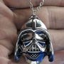 Collana  con ciondolo maschera in metallo Darth Vader saga Star Wars idea regalo