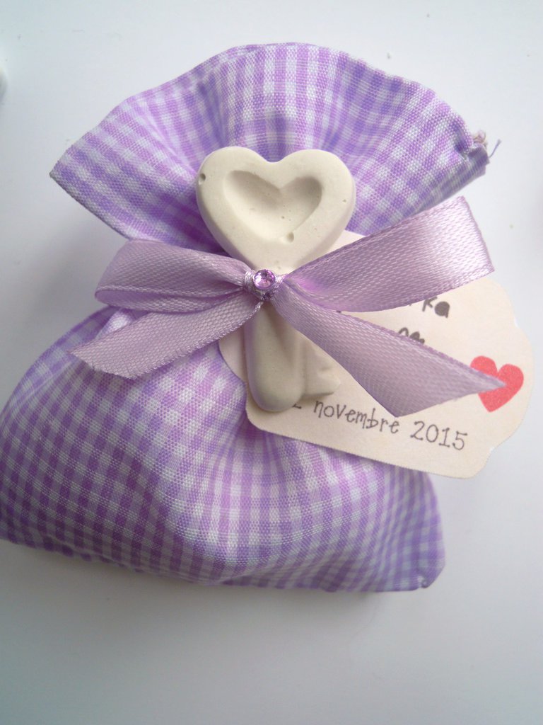 12 Sacchetti Portaconfetti In Juta Color Crema Con Cuore In Gesso E Fiocco – Per Bomboniere, Matrimoni E Battesimi (8 X 10 Cm)