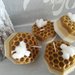 Candela in cera d'api con piccola ape