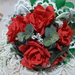 bouquet rose rosse e pizzo bianco
