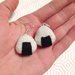 Orecchini pendenti con mini sushi onigiri di riso amigurumi, fatti a mano all'uncinetto 
