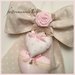INSERZIONE RISERVATA PER MIRIAM Fiocco nascita in cotone color tortora a pois bianchi con rosellina rosa e 4 cuori nei toni del rosa e tortora 