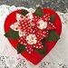 Scatola a forma di cuore rivestita in feltro rosso e decorata con fiori in tessuto rosso e bianco