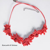 Collana kanzashi fatta a mano con fiori colore corallo