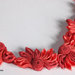 Collana kanzashi fatta a mano con fiori colore corallo