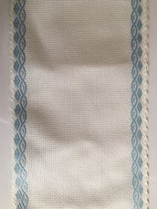 Bordino a Trama Aida Bianca h. 13,5 cm con cimosse con motivo greca azzurra