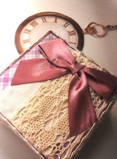 Scatola porta orologio quadrata rivestita con carta quadrettata bianco lilla e decorata grogrè bianco pizzo in cotone ecrù e fiocco in raso color rosa antico